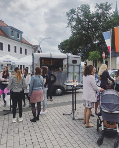 Sektempfang vor dem Rathaus in Riedstadt